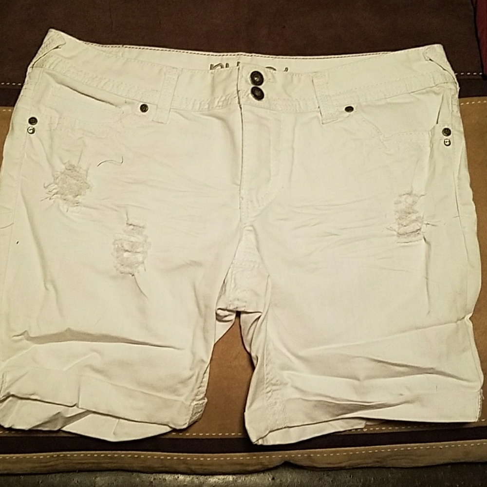 White bermuda shorts